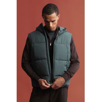 Vesta cu buzunare laterale si gluga