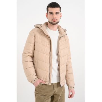 Geaca cu gluga si finisaj rezistent la apa - Maro camel