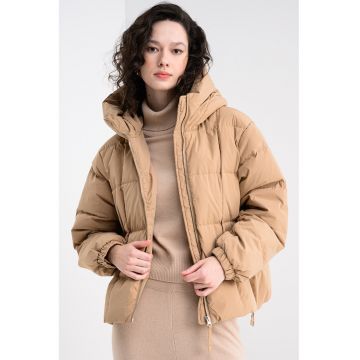 Geaca scurta cu umplutura de puf si gluga - Maro camel