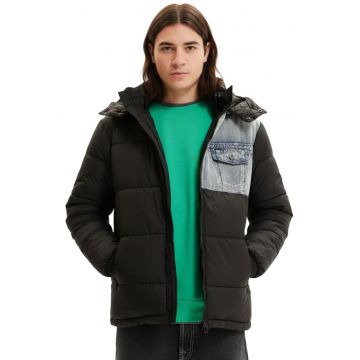 Geaca matlasata cu gluga si detaliu contrastant