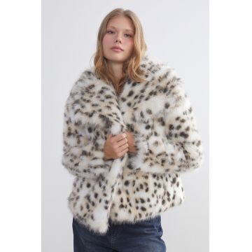 Haina din blana sintetica cu model animal print - Alb/Maro inchis
