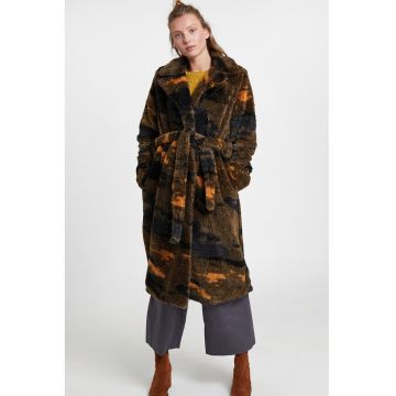 Paltom lung din plus cu model petrecut si imprimeu camuflaj - Maro inchis/Portocaliu