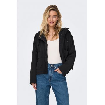 Jacheta lejera cu gluga si buzunare cu clapa - Negru