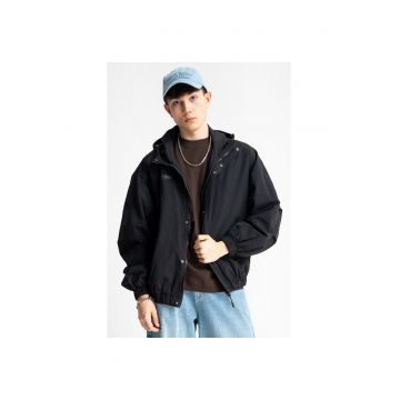 Jacheta lejera cu gluga